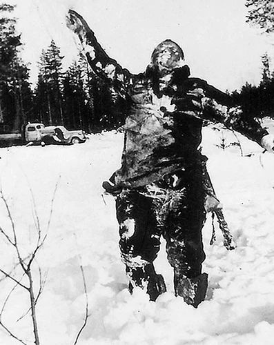 wwii-body-of-a-dead-frozen-russian-soldier-made-to-stand-by-v0-mf1wh00eshka1